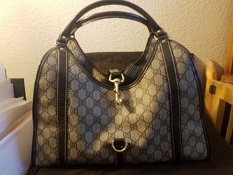 Gucci tote.