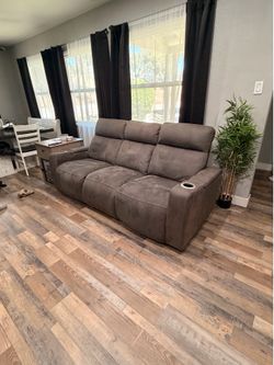 Power Reclining Sofa – Excellent Condition