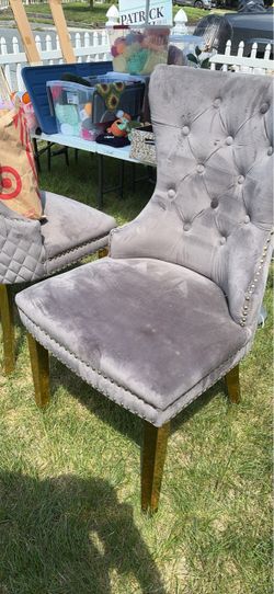 Gray Velvet Tufted Accent Chair with Gold Legs