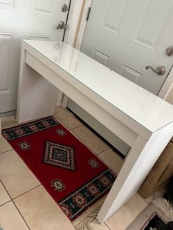 Dressing table with drawer