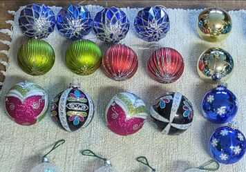Assortment of 76 pieces Christmas Ornaments - Excellent condition