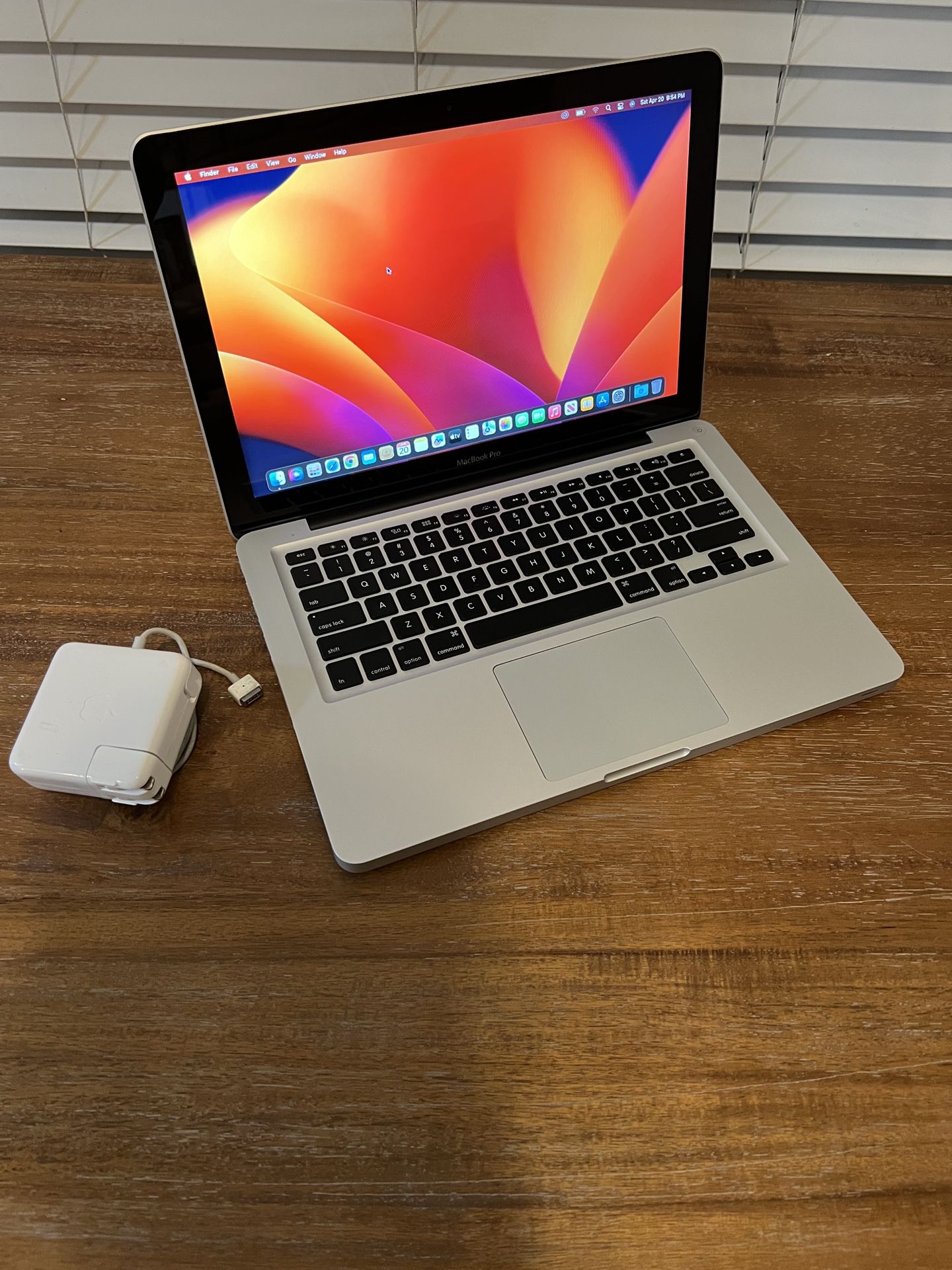 Apple MacBook Pro 13” 2011 i7/500GB/4GB + Charger