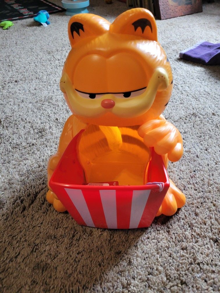 Garfield Popcorn Holder