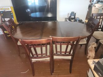 Looks new dining table make me an offer not free table alone was 400