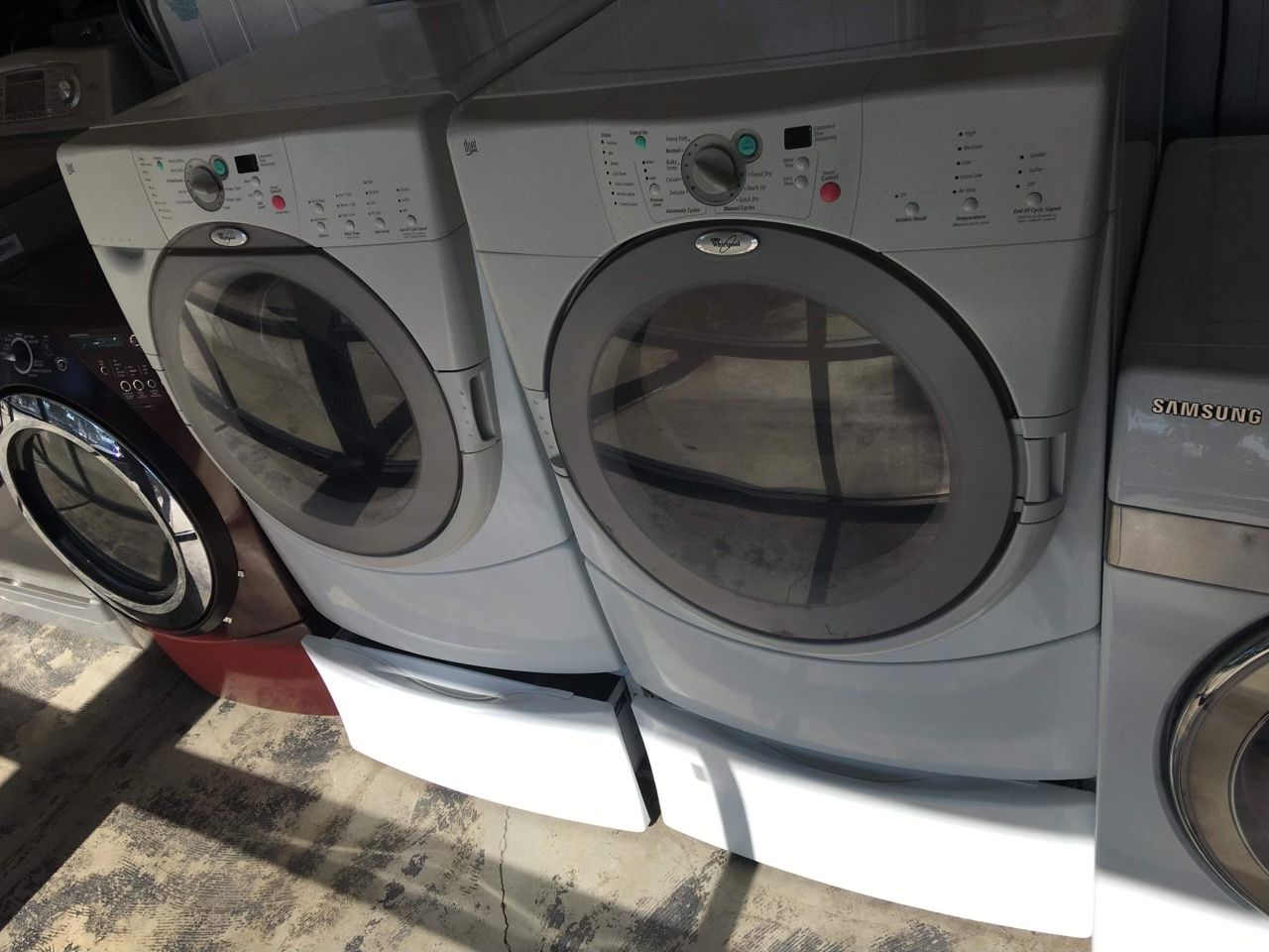 WHIRLPOOL WASHER AND GAS DRYER WITH PEDESTALS