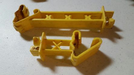 Used & new yellow plastic t-post electric fence insulators