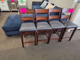 Random dinnete chairs