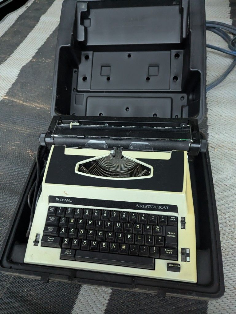 Royal Aristocrat Typewriter With Case