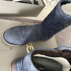 Uggs Sizes 6 Like Brand New Condition 