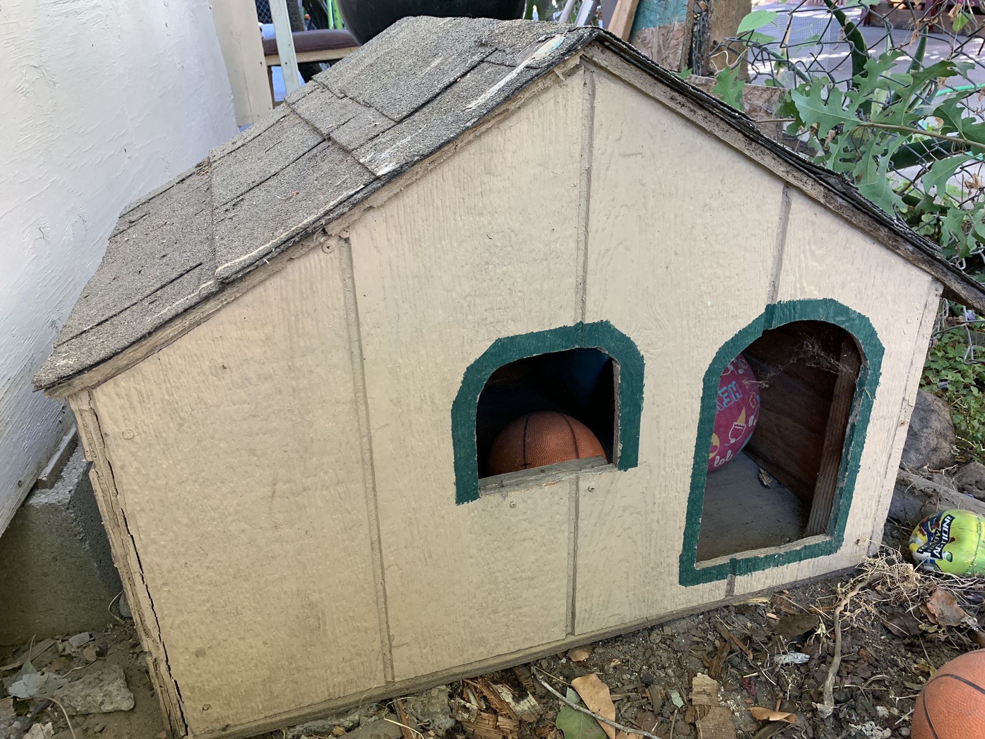 Dog house don’t need my dog don’t use it $30