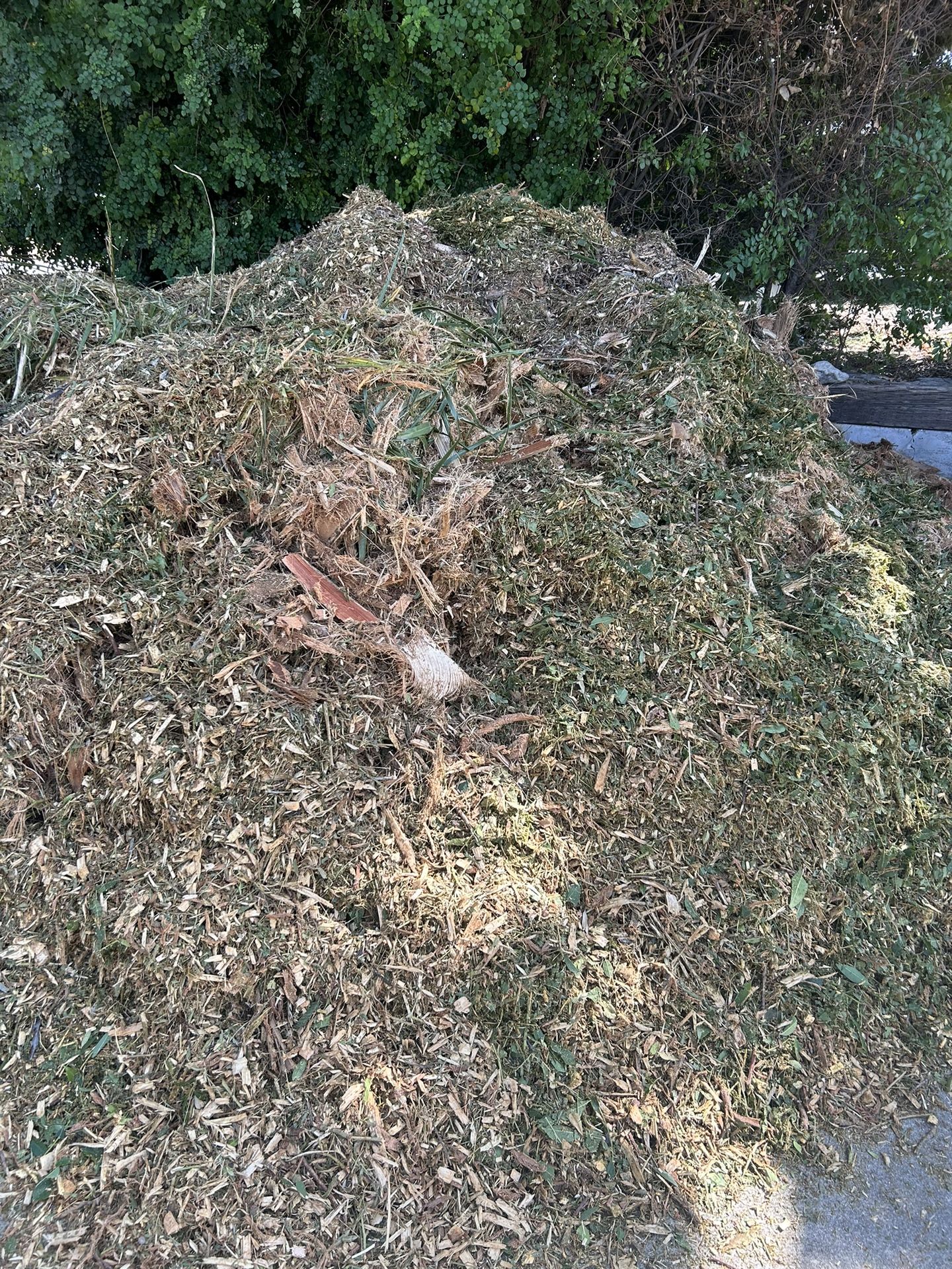 Mulch For Gardening & Landscaping (FREE) for Sale in San Bernardino, CA