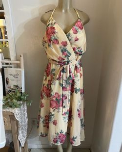 Cream & pink floral midi dress with tie waist and halter neck #floraldress #midisize 5X but is not strechy fits like size 2x used once