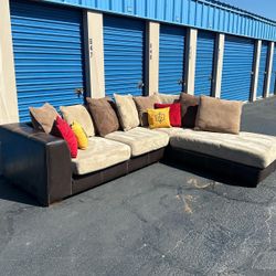 Beautiful Sectional Couch 🛋️ Very Nice, Includes Pillows 