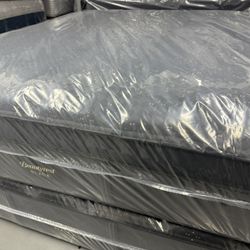 CALIFORNIA KING SIZE SIMMONS BEAUTYREST BLACK SERIES 4 (MEDIUM) PILLOW TOP MATTRESS & BOX SPRINGS BED SET