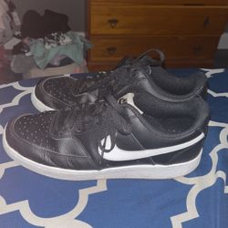 Black Nikes size 10.5