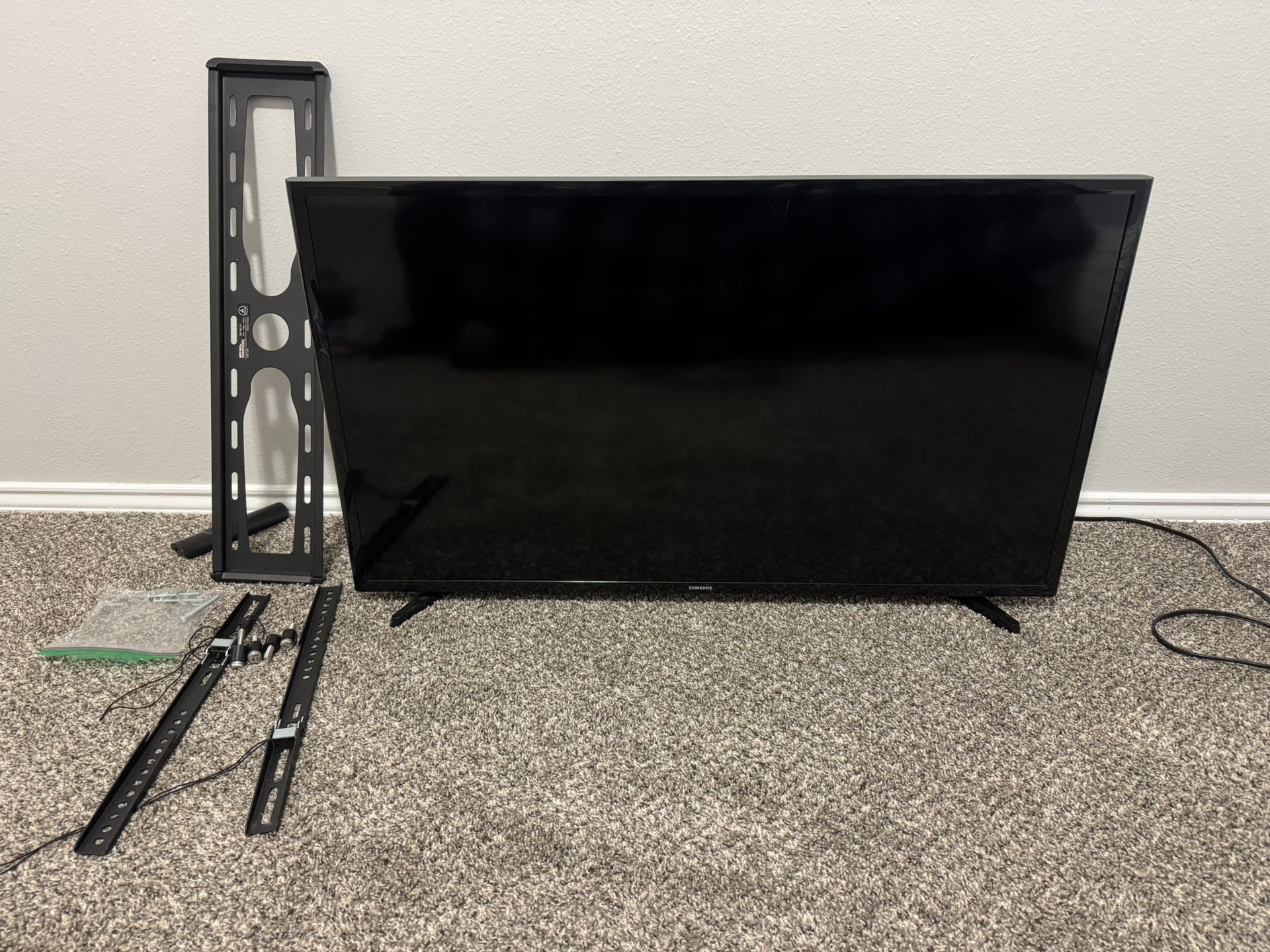 40 inch Samsung Smart TV with wall mount