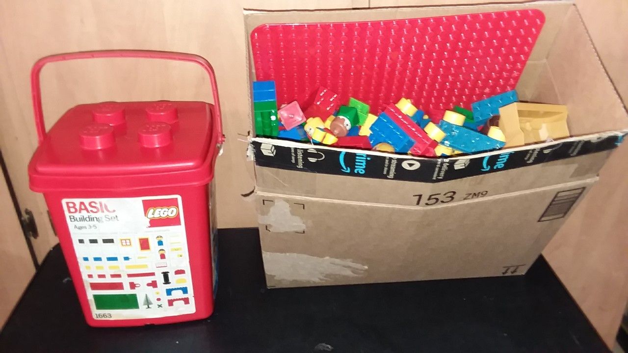 LOTS OF LEGOS, DUPLOS AND VINTAGE LEGO CONTAINER