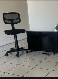 Televisor Toshiba 32” con control remoto y silla para oficina