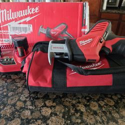 Milwaukee M12 12V Lithium-Ion HACKZALL Cordless Reciprocating Saw Kit with One 1.5Ah Battery, Charger and Tool Bag