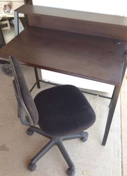 Escritorio y silla los dos $30.00