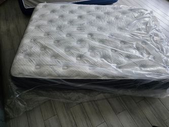 VENDO COLCHON NUEVO, NUNCA USADO, TAMAÑO QUEEN SUAVE DE 13IN.I'm selling a brand new, never used, soft queen-size mattress (13 inches).