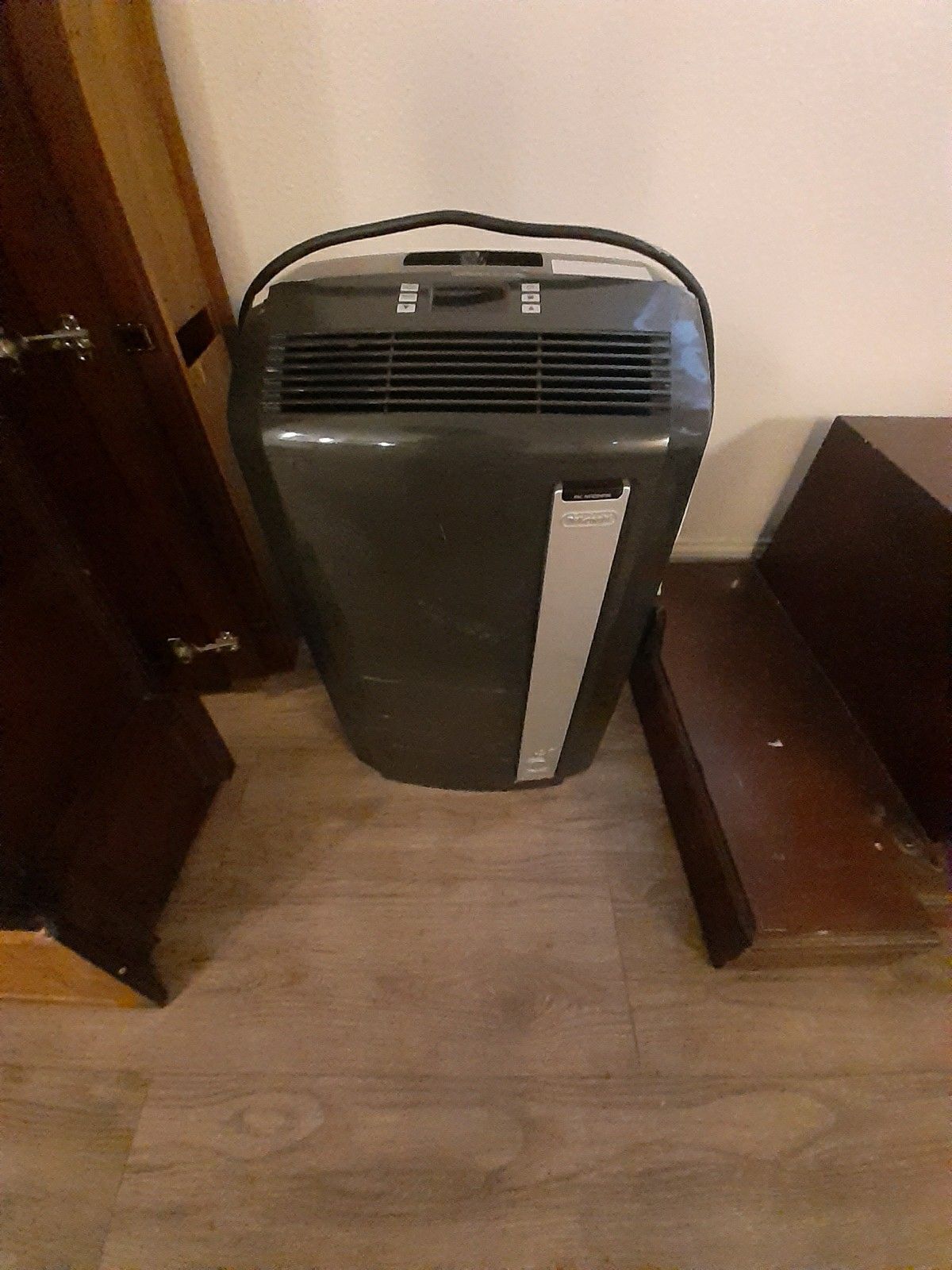 DeLonghi 14,000 BTU (8,300 BTU DOE) Portable Air Conditioner