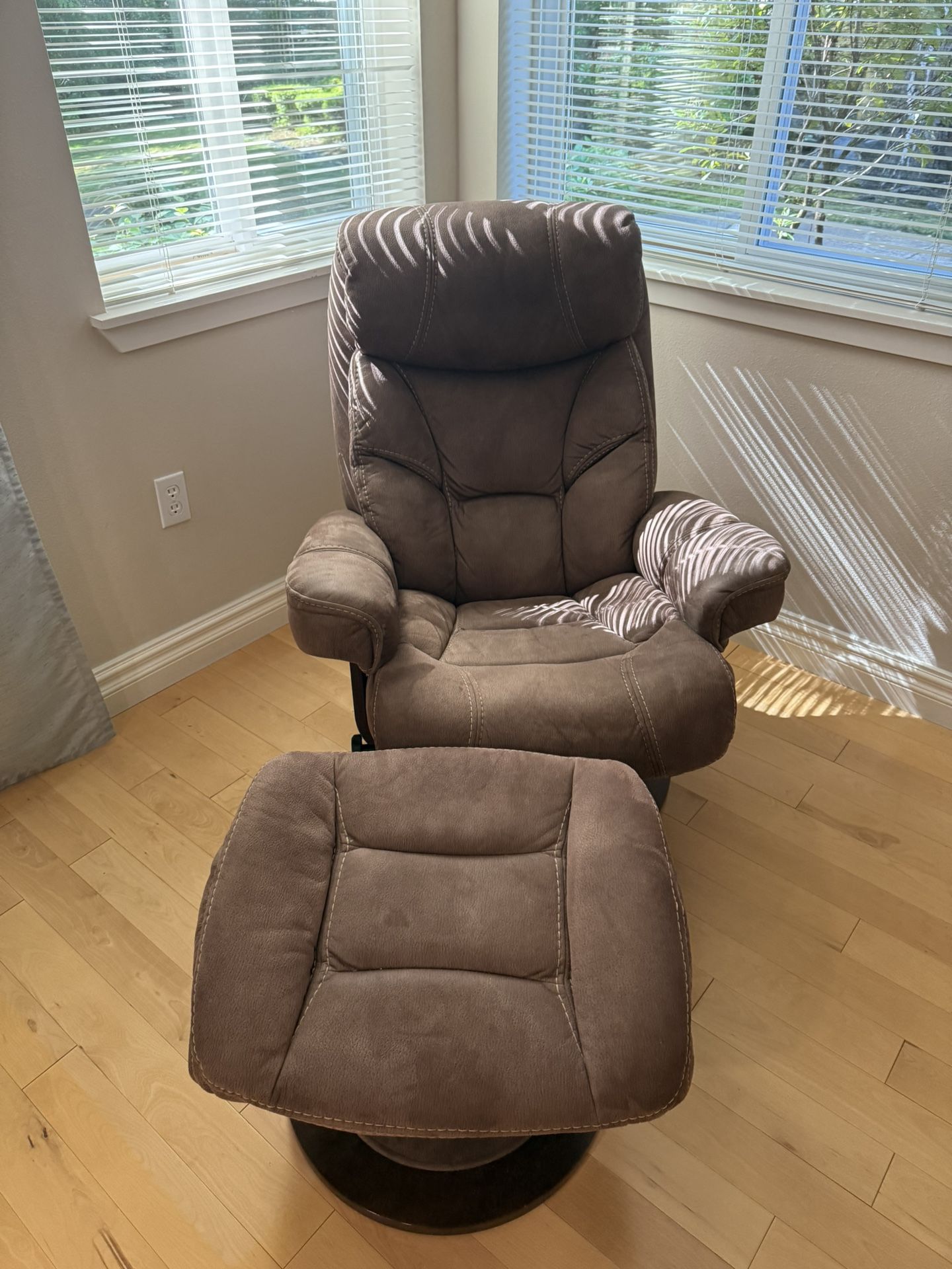 Chair With Ottoman 