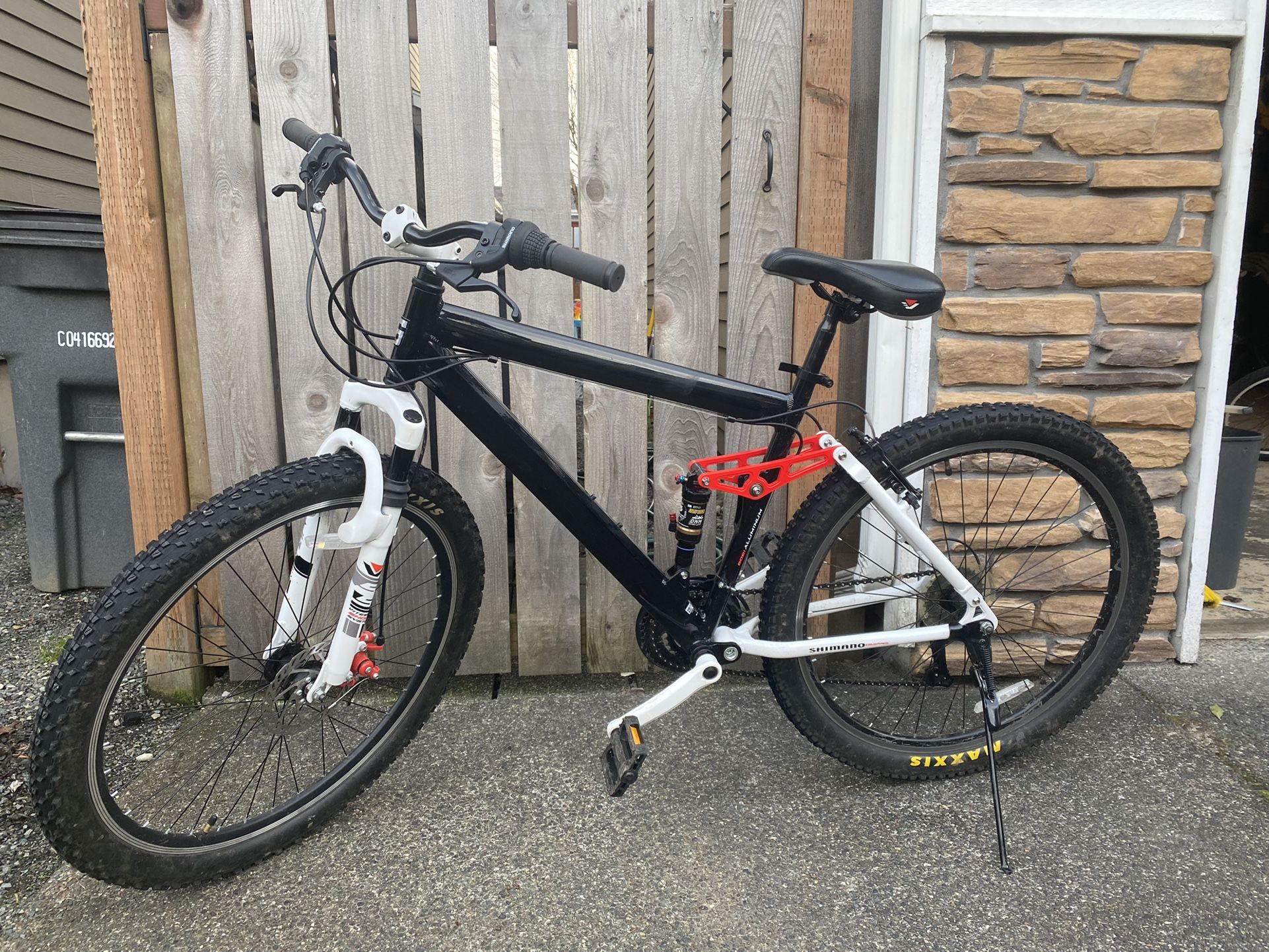 Genesis V2100 Mountain Bike