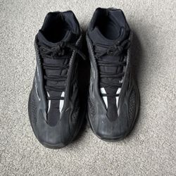 black yeezy 700