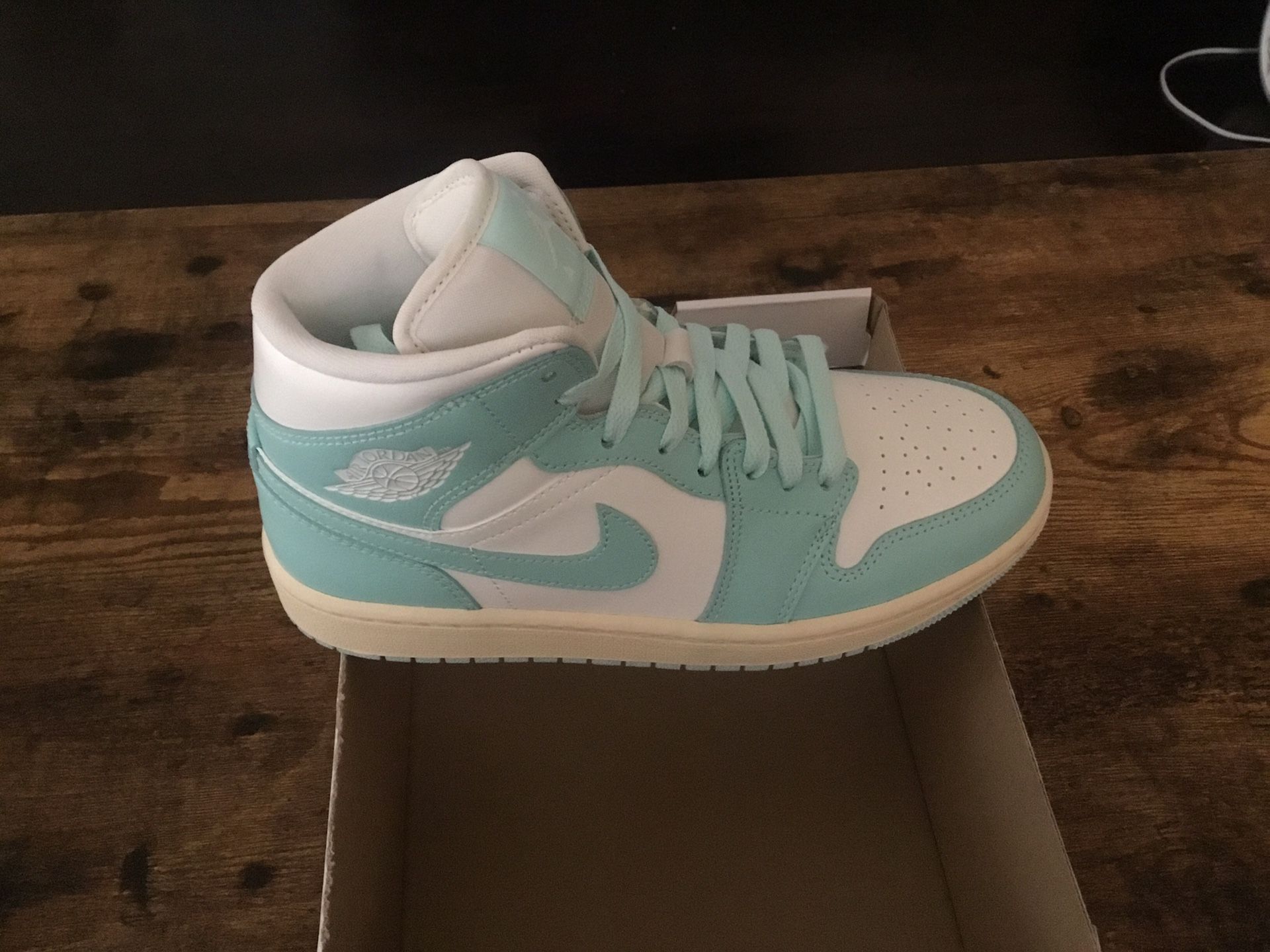New Women’s Air Jordan 1 Mid size 7.5