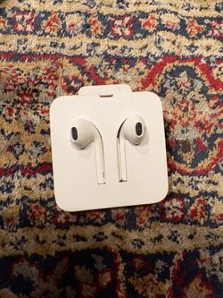 Wired Apple earbuds