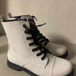 Cream And Black Boots Size 6 Fits Like 7