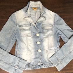 Women’s Jean Jacket collars buttons down distressed four pockets. M