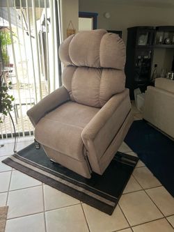 NEW HARDLY USED GOLDEN TECHNOLOGY DUAL MOTOR INFIN POSITION ZERO GRAVITY POWER LIFT CHAIR RECLINER CLEAN EXCELLENT COND NO SMOKING 🚭 NO PETS