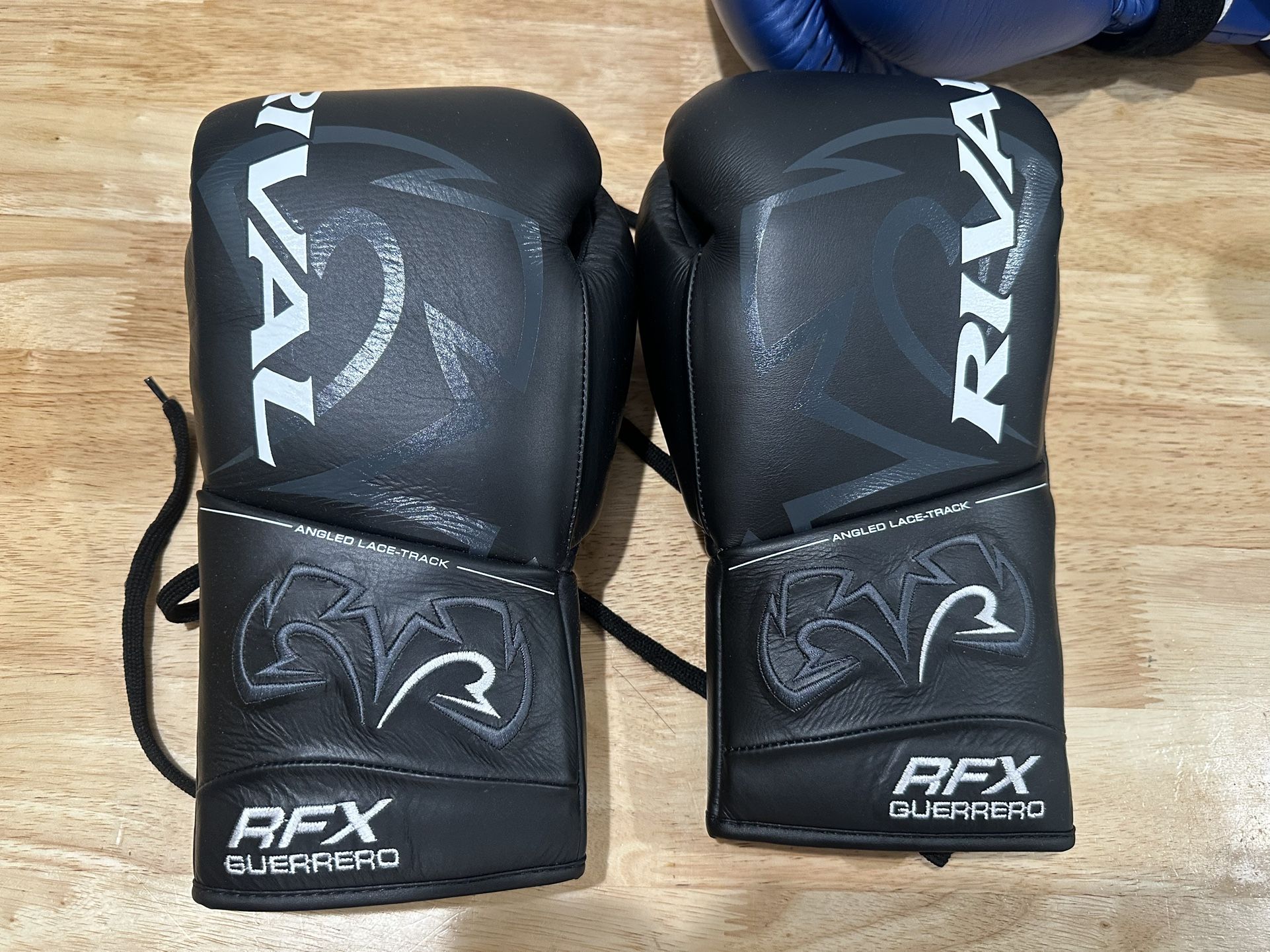 Rival RFX Guerrero 10 oz gloves HDE-F