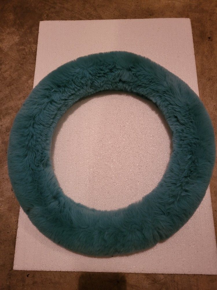 Fun fuzzy steering wheel cover
NEW turquoise color