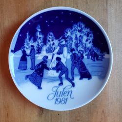 Porgrund Norway Julen 1981 "Christmas Skating" Blue, White Year Plate, Snowman
