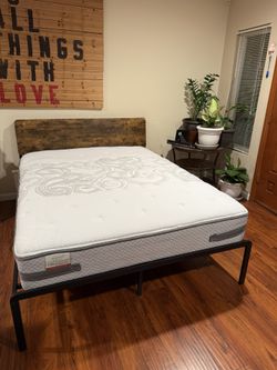 Queen Size Bed- Plug Charge- Mattress 