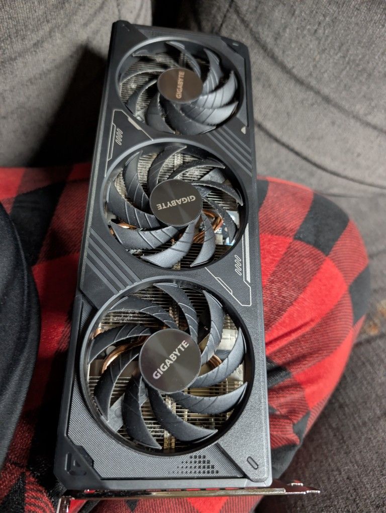 i7-11700K, RTX gigabyte 5070, z590 Gundam edition motherboard, 32GB DDR4 corsh corsair vengeance 3200mhz RAM, 3 SSDs (1TB, 500GB & 256GB), 1 TB HDD