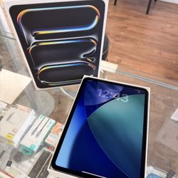 Like New! Ipad Pro 11” 256gb M4 Wifi + Cellular.