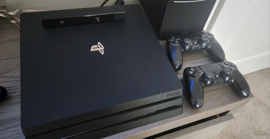 1TB PS4 PRO w/3 controller and camera