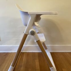 Munchkin Float Baby High Chair, Foldable and Easy to Clean, for Babies and Toddlers, White with Wooden Legs