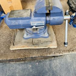 Cornwell tools Bench & pipe vise $550 “PICK UP ON 51ave and Glendale 