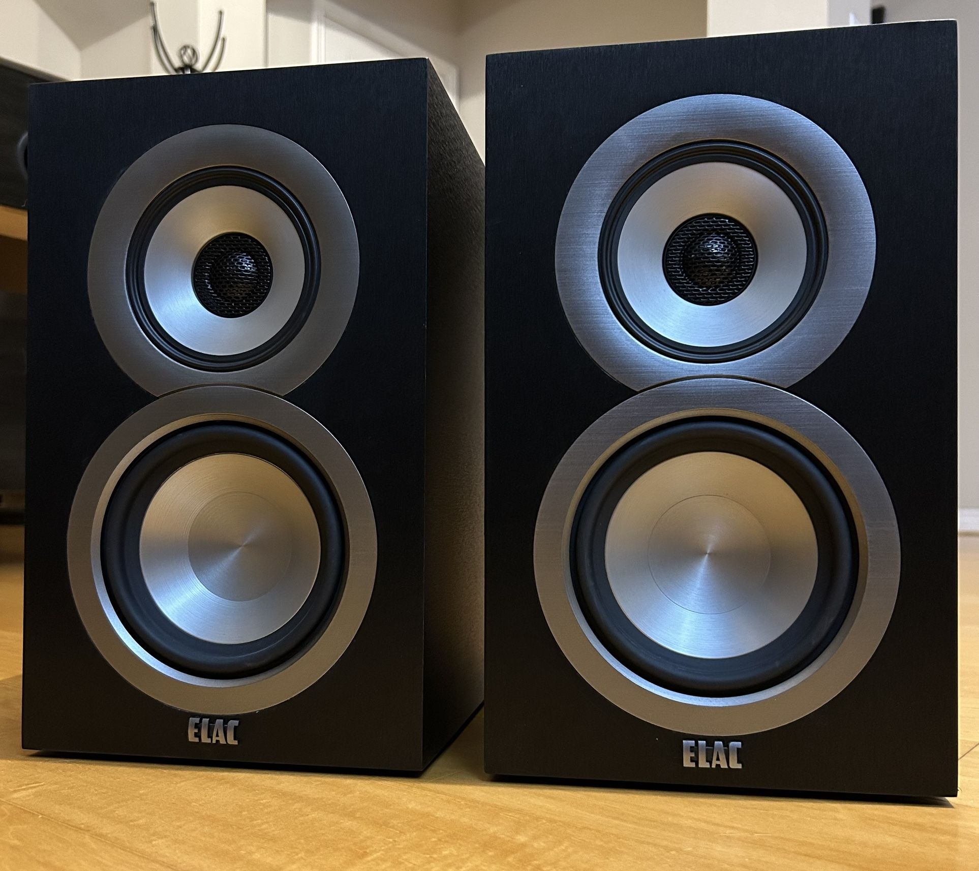 ELAC Uni-Fi UB5 Bookshelf speakers