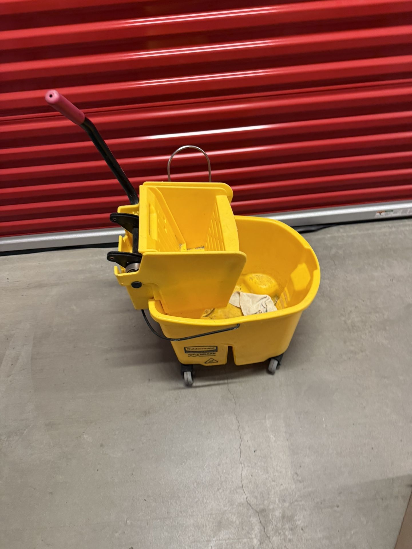 Rubbermaid Commercial WaveBrake mop bucket with a side press wringer