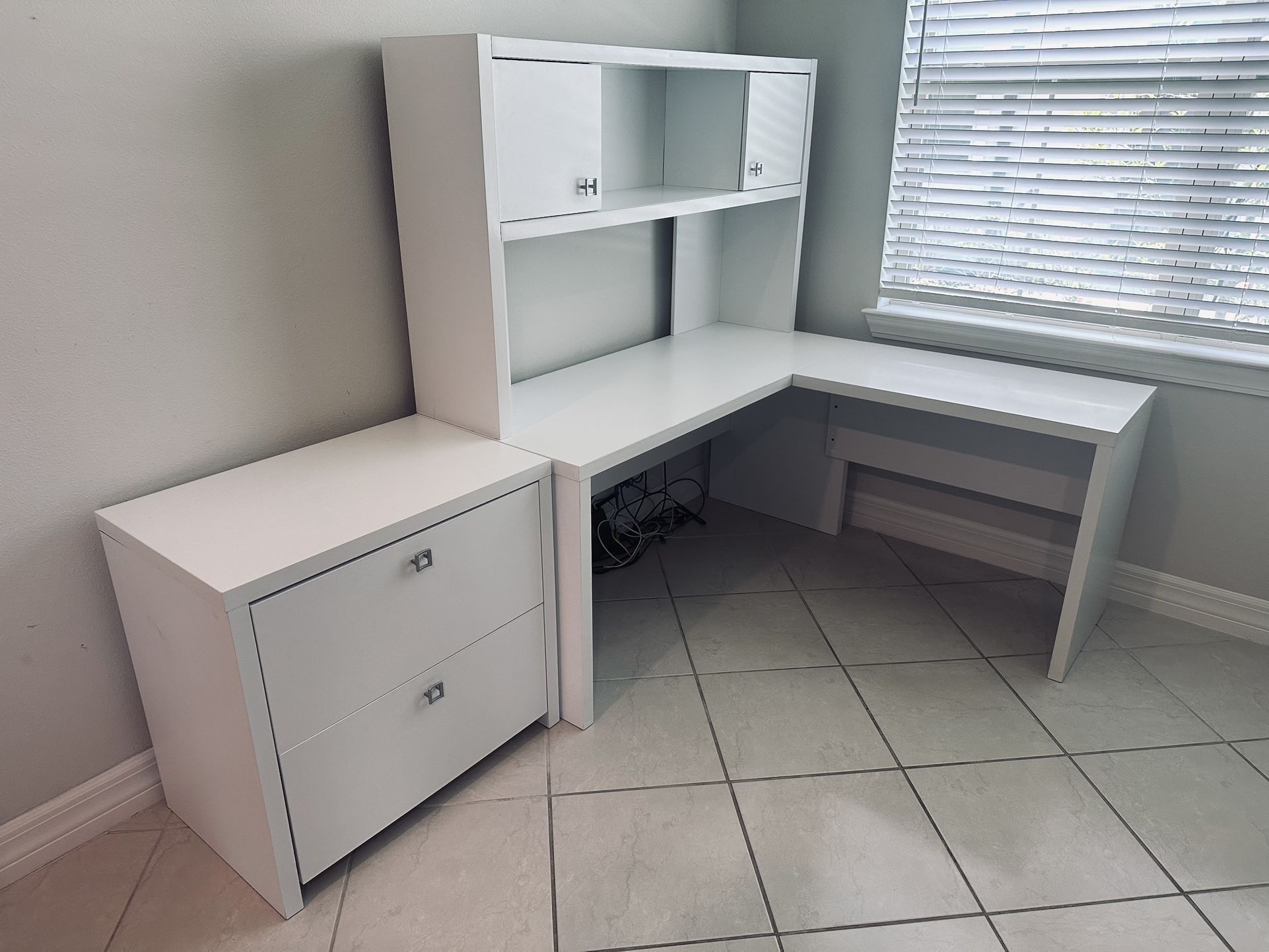 kathy ireland Echo Lateral L Desk And File Cabinet in Pure White