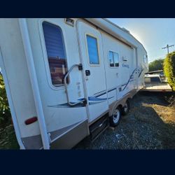 2004 26 Ft Cougar  Fifth Wheel Trailer
