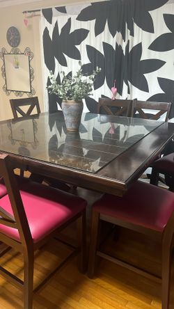 Dining Table And 8 Chairs 