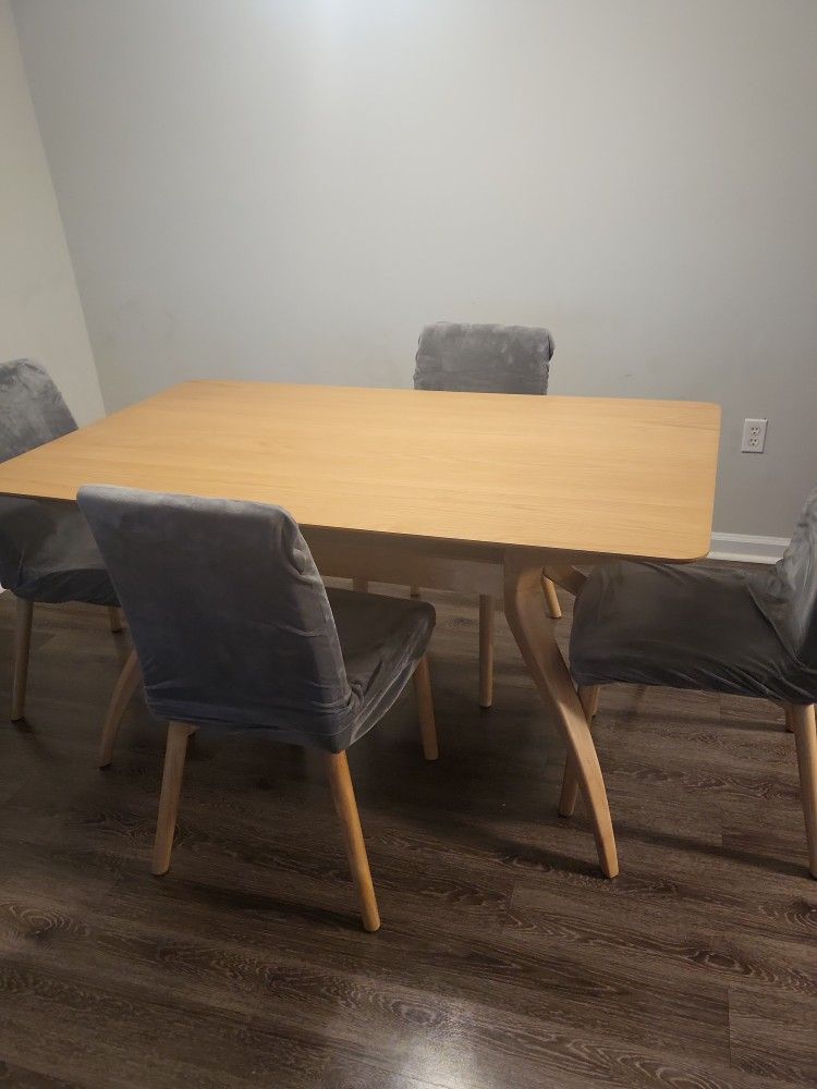 Dining Room Table & Chairs