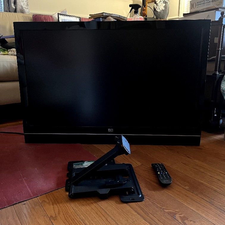 42” HP HDTV w/ Wall Mount LCD HD Television
